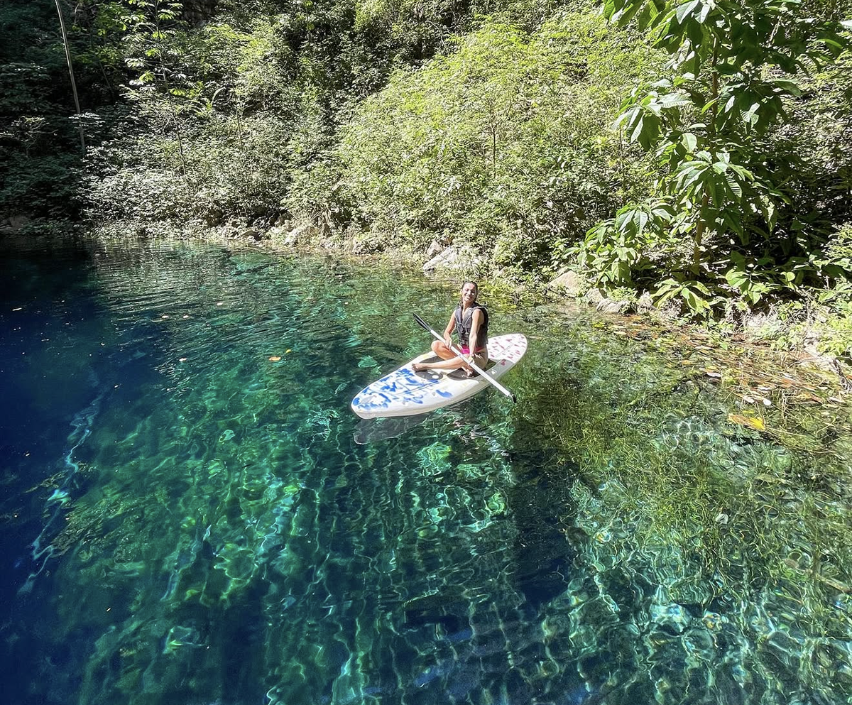 Dolina da Água Milagrosa – Um verdadeiro espetáculo da natureza: um paredão natural cercado de muito verde e um lago de azul cristalino que impressiona logo na chegada.